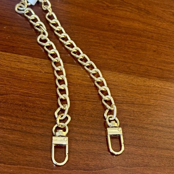 🌟HP🌟Isach Mizrahi New York Winter White Faux Fur & Gold Chain Convertible Bag - Picture 9 of 15